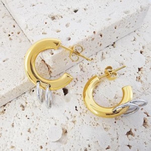 Κρίκοι χρυσοί από ατσάλι με μικρά κρεμαστά κρικάκια ασημί